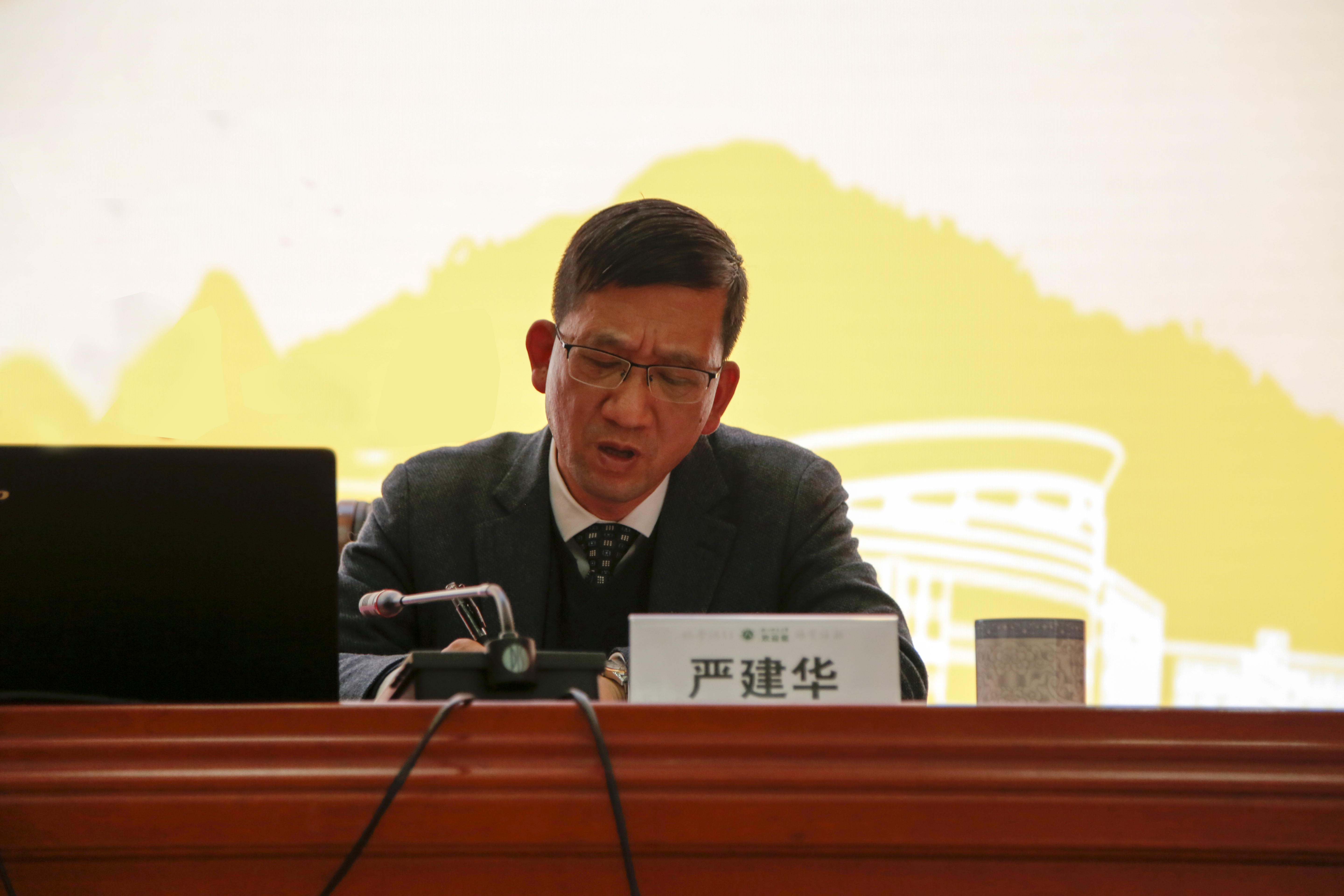 严建华1.jpg 严建华1.jpg